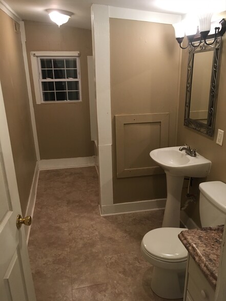 Large Bathroom - 323 S Workman St