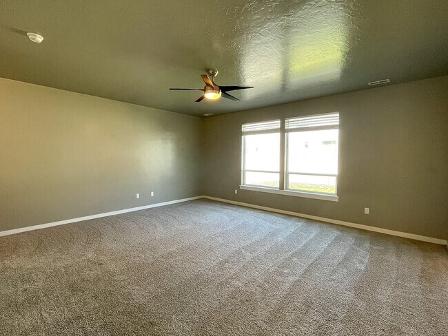 Building Photo - 2592 E Blackstone Dr