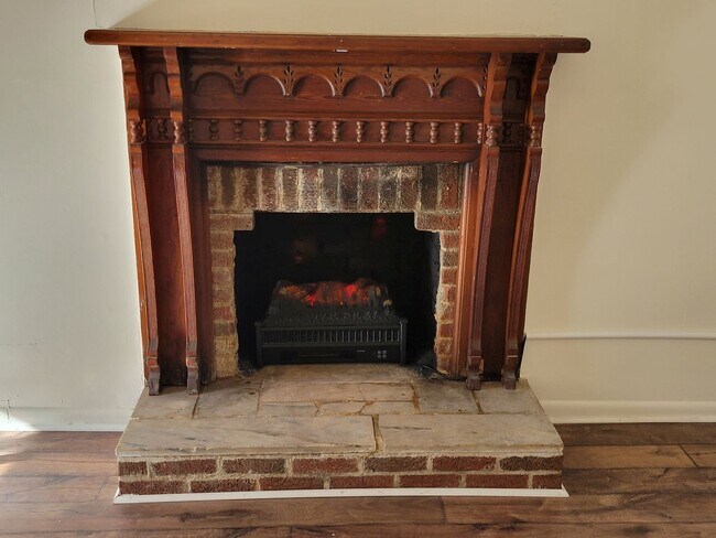 Building Photo - Wonderful spacious country home