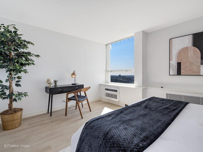 Building Photo - 1455 N Sandburg Terrace