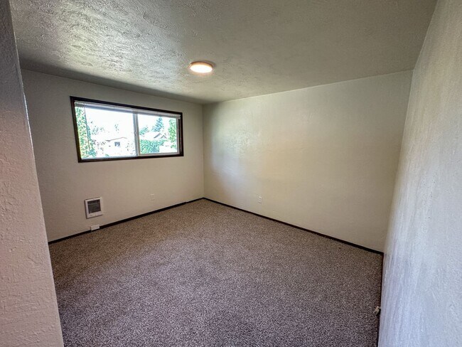 Building Photo - EVERGREEN1574-1594