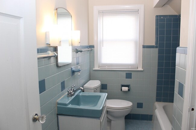 Building Photo - 2100 E Gum St