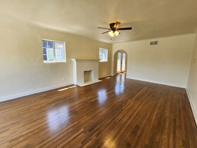 Building Photo - Charming 3 Bedroom / 2 Bathroom Home with ...