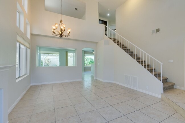 Building Photo - Immaculate 3 bedroom house with a Loft in ...