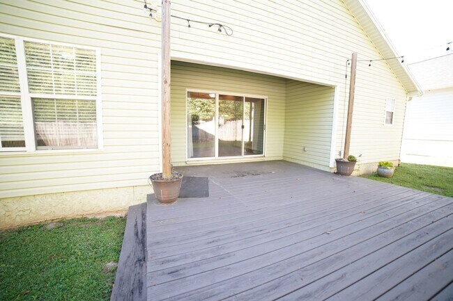 Building Photo - 3 bd / 2 ba Beauty w/2 car garage off of Apalachee Parkway