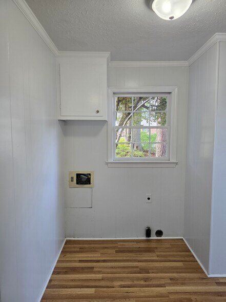 Building Photo - 205 Pinewood Dr