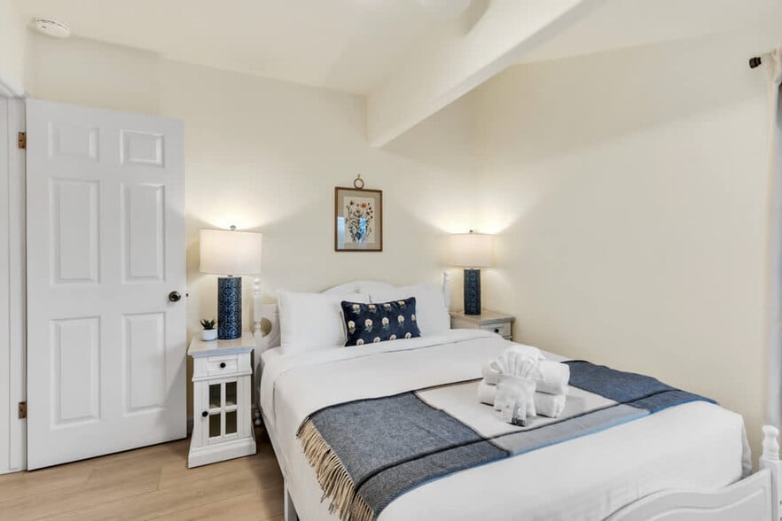 Building Photo - 4853 Twain Ave