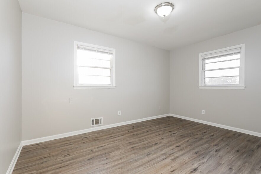 Building Photo - 820 Oakdale Dr