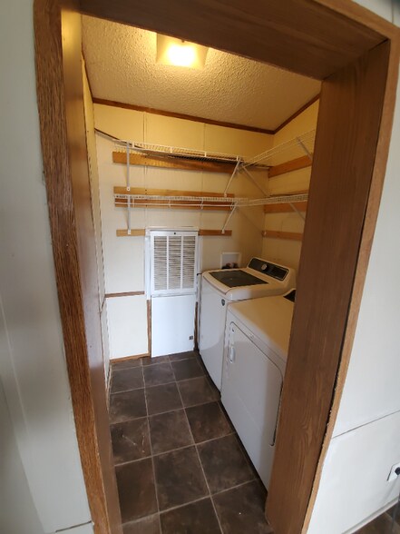 Building Photo - 4823 Drake Rd