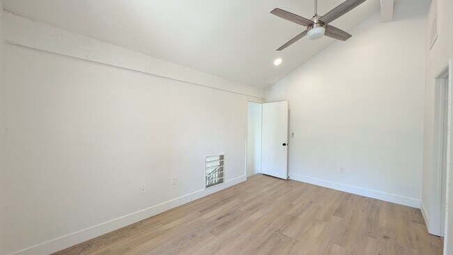 Building Photo - 3 Bedroom Townhome in the Dartmouth Trace Community Near N Dobson Rd and W University Dr!