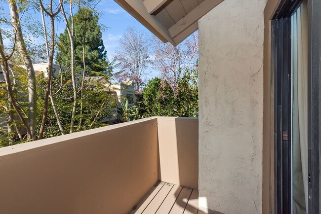 Building Photo - Light-Filled 2BR/2.5BA Townhouse with Private Patio & 2-Car Garage Near UCSD & UTC