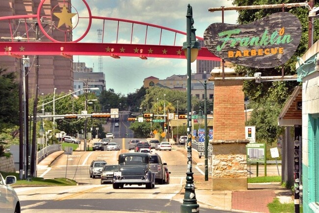 Building Photo - 800 Embassy Dr