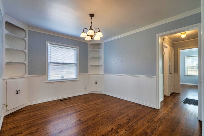 Building Photo - Adorable move in ready bungalow.