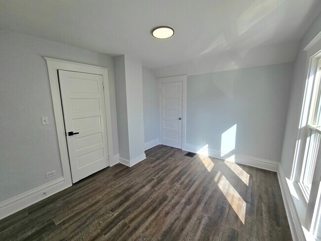 Building Photo - 328 Rosewood Ave