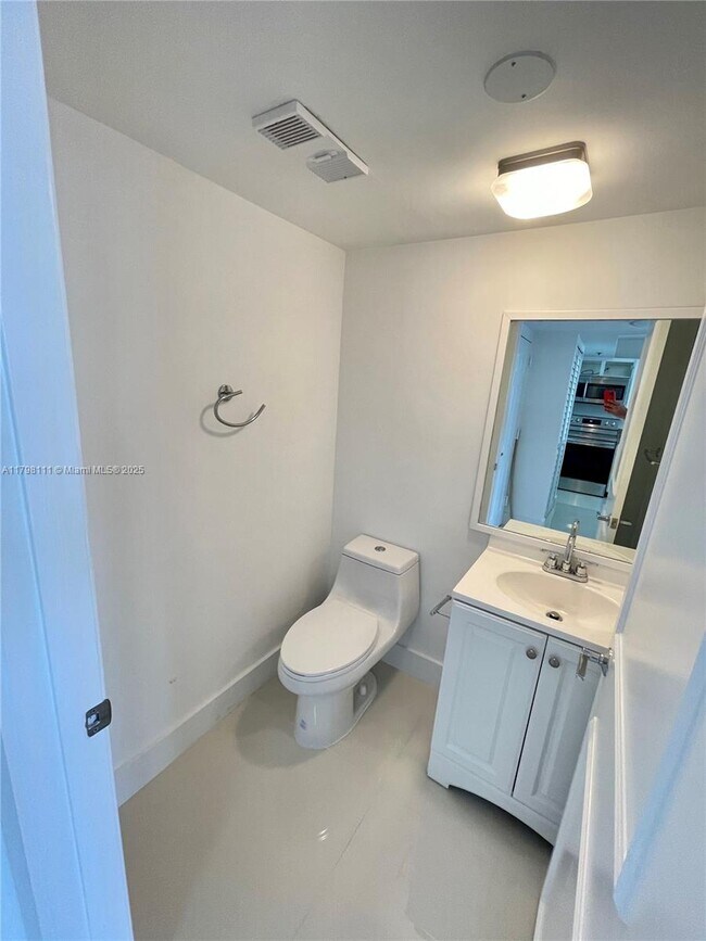Building Photo - 540 Brickell Key Dr
