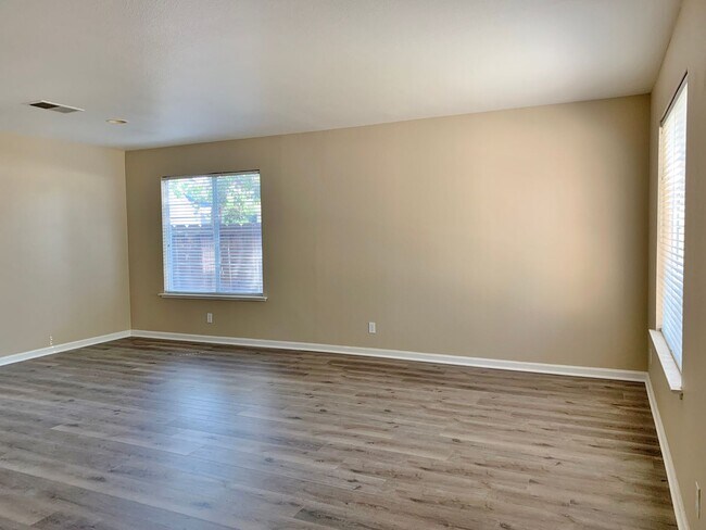 Building Photo - 4 Bedroom Home in Hollister  - No App Fee