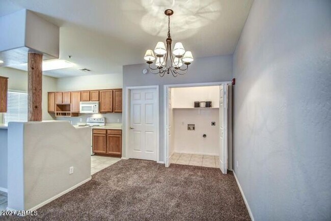 Building Photo - Charming 2-bedroom 2-bath townhome in Chan...