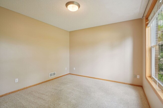 Building Photo - Gorgeous Single Family Home - June 1st Mov...