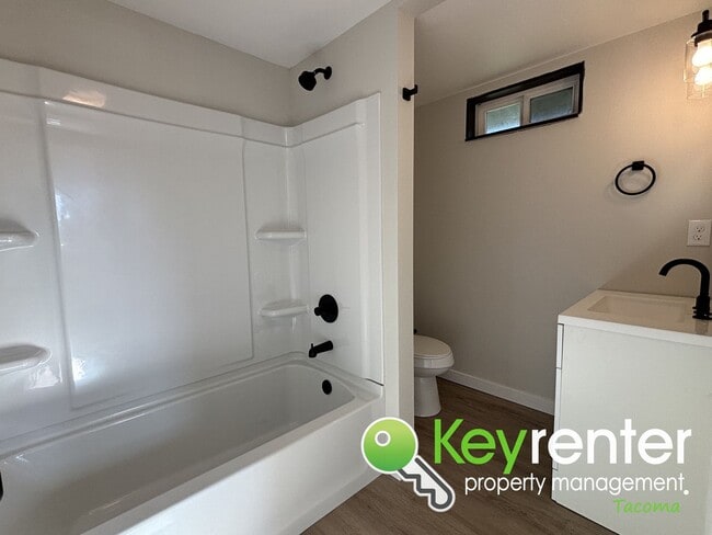 Building Photo - One of a Kind Multi-level Home in Tacoma!