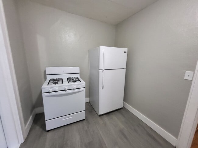 Building Photo - Remodeled 1 bedroom 1 bathroom duplex hous...