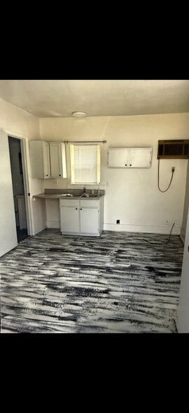 Building Photo - 123 E Church St