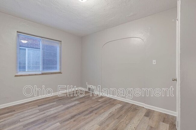 Building Photo - 987 Lilley Ave