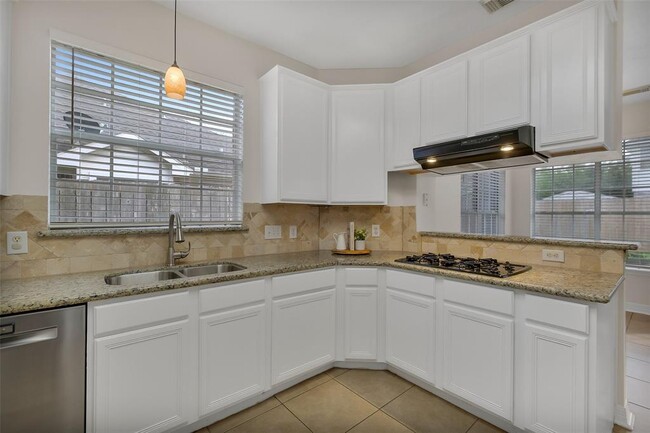Building Photo - 1908 Oak Hollow Dr W