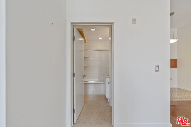 Building Photo - 257 S Spring St
