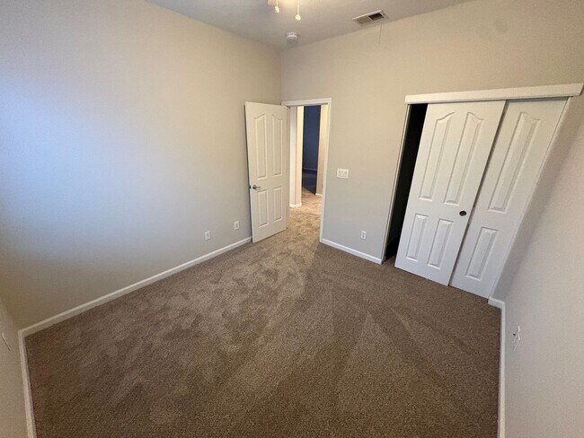 Building Photo - Gorgeous 5 Bedroom, 3.5 Bath Mountain House Home