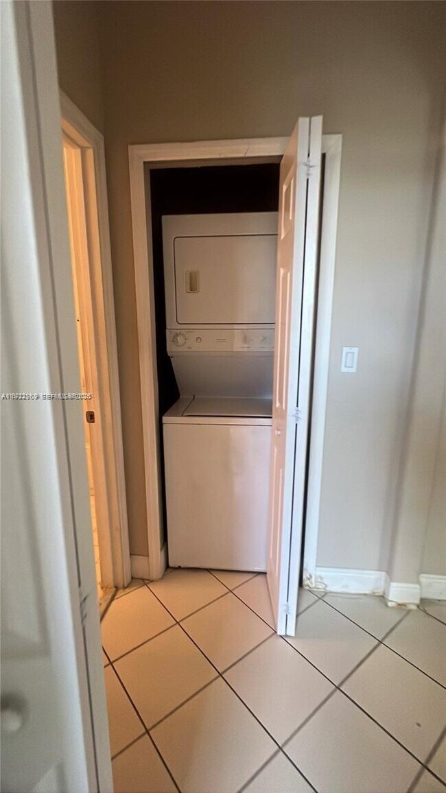 Building Photo - 2551 SE 16th Terrace