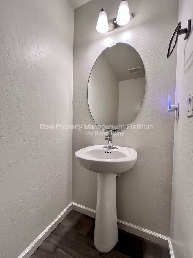 Building Photo - 2038 N Perry Ln