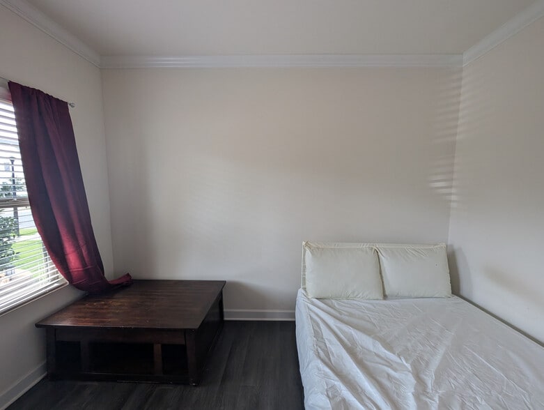 Building Photo - Room in House on Rupell Dr