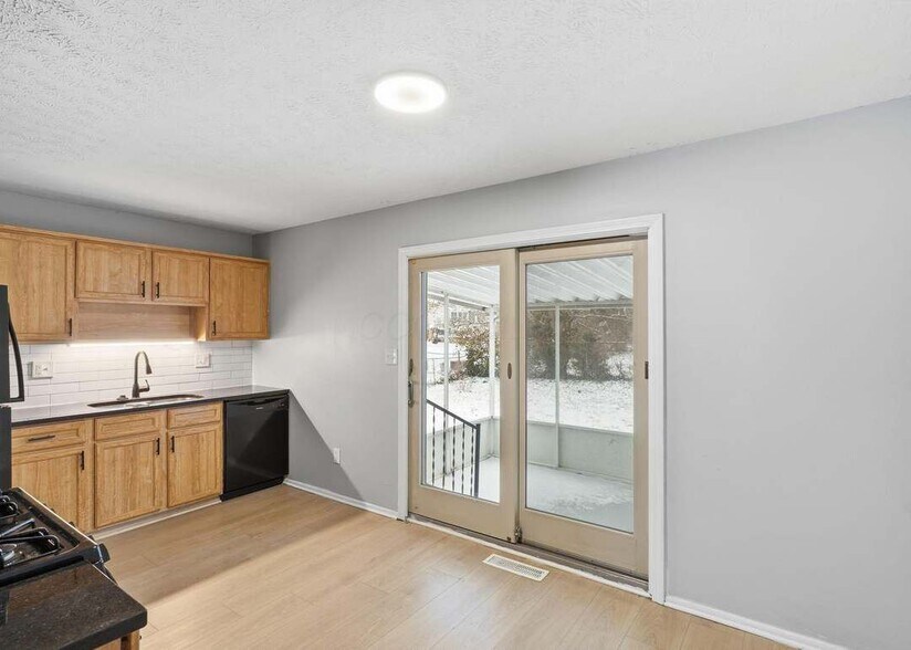 Building Photo - 2526 Queenswood Dr
