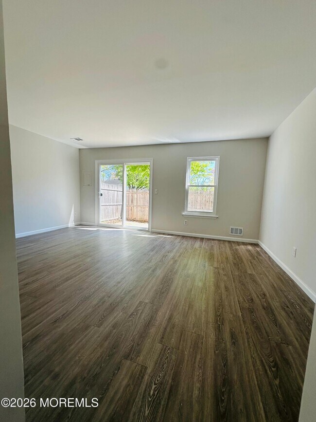 Building Photo - 402 Woodlake Manor Dr