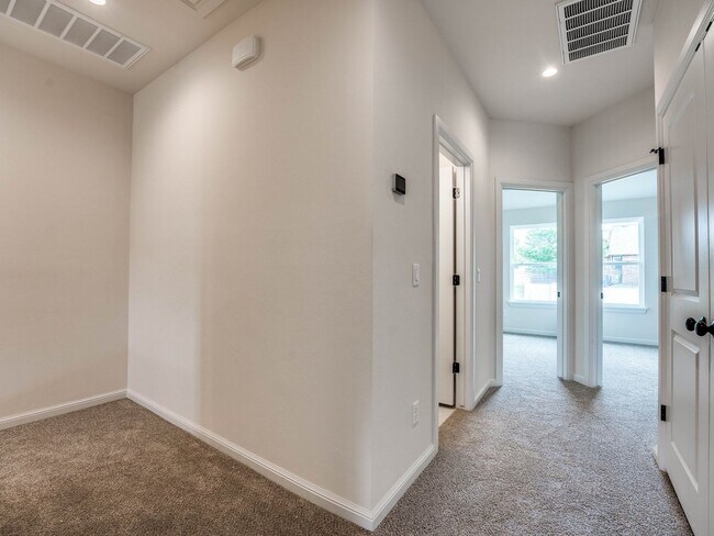 Building Photo - Luxury, Zero Maintenance Living in Edmond!