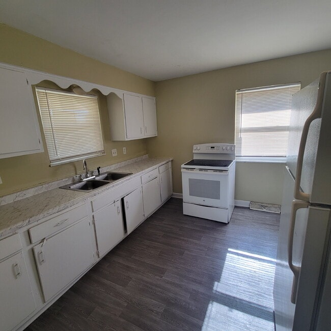 Building Photo - Eastside 2 Bedroom