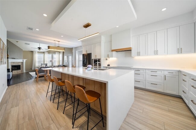 Building Photo - 9333 Fairmont Dr