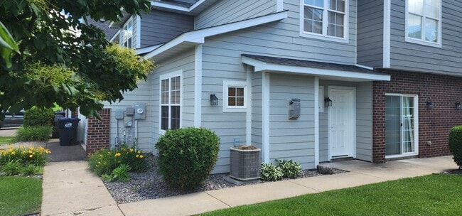 Building Photo - Beautiful 3 bedroom 3 bath End Unit Townhouse