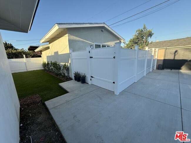 Building Photo - 6159 Sylvia Ave