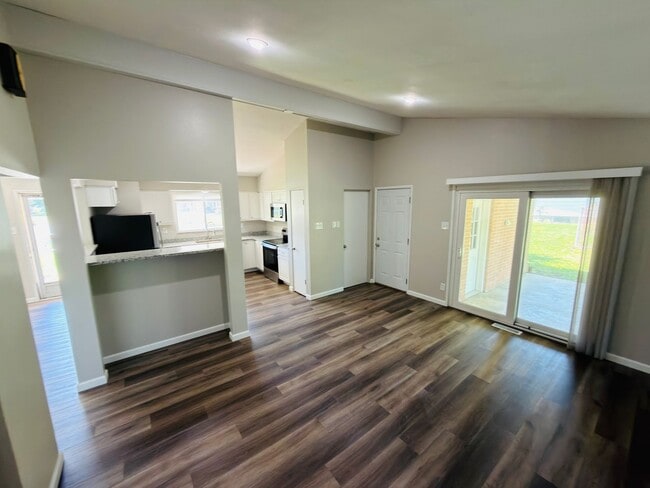 Building Photo - Move-In Ready 3BR/2BA Home with 2-Car Garage in St. Charles