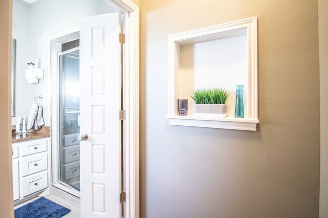 Building Photo - Pre-leasing for Fall!! 3/2/2 Luxury Home i...