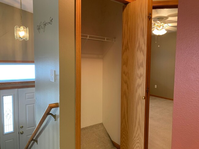 Building Photo - 3 Bedroom Twinhome in South Fargo!!