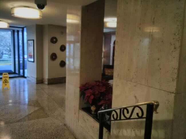 Primary Photo - 1121 University Blvd W