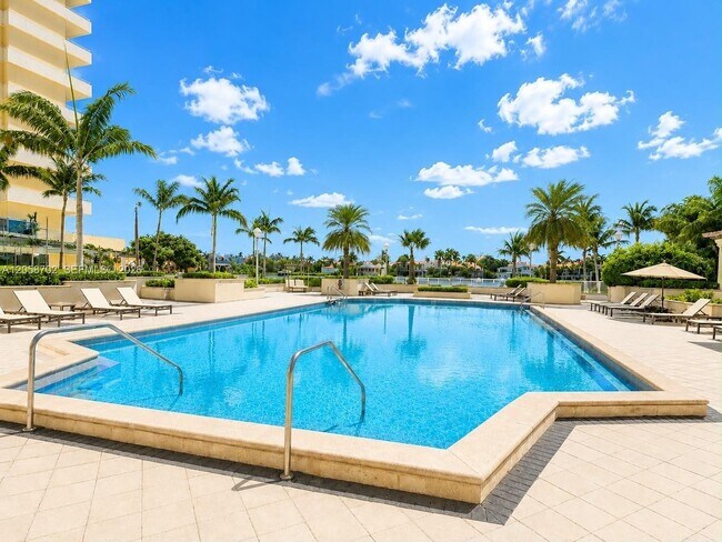 Building Photo - 5600 Collins Ave