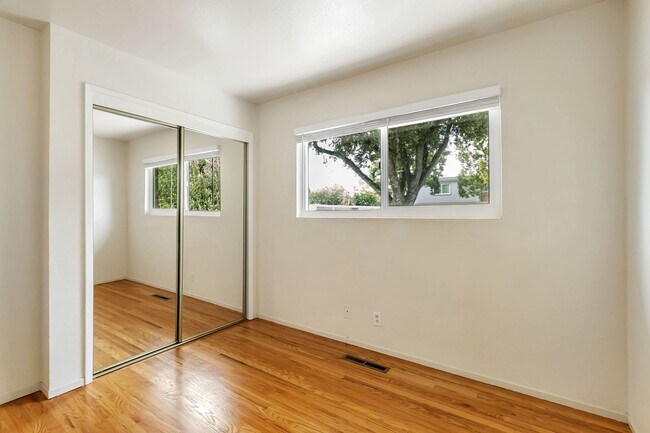 Building Photo - Great Updated Sunnyvale Home Near Tech Com...