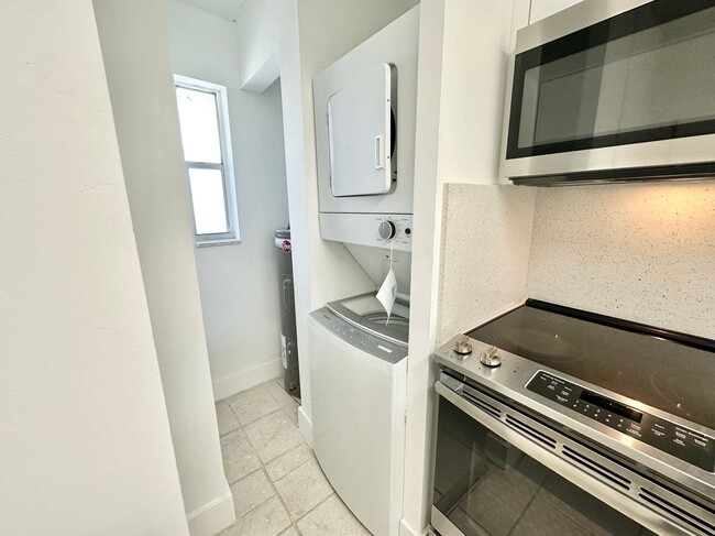 Building Photo - 8051 S Colony Cir