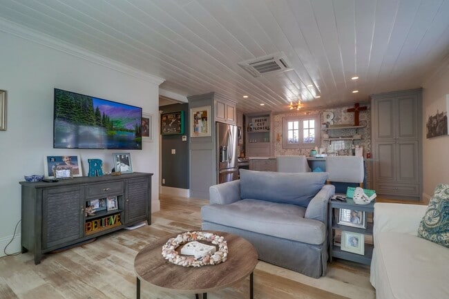 Building Photo - Furnished 2Bd/1Ba Apartment 2nd floor