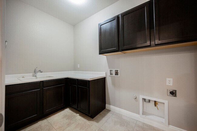 Building Photo - Single Story w/ duel primary suites gated ...