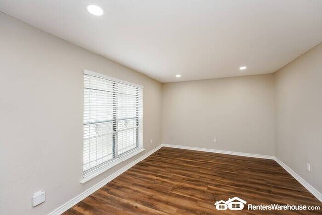 Building Photo - Newly renovated spacious 4 bed/2 bath, wit...