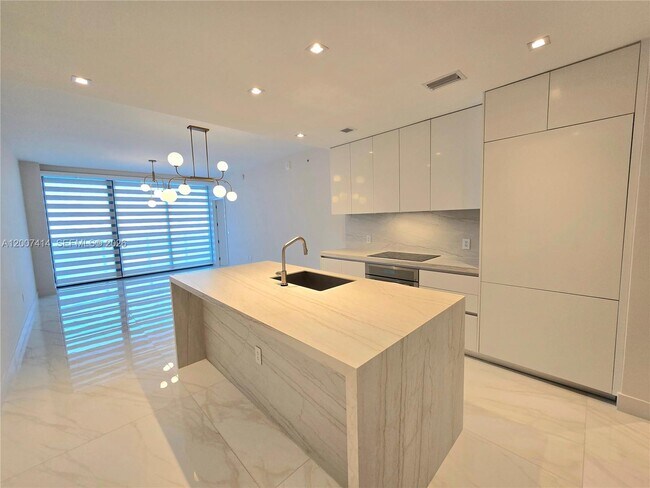 Building Photo - 700 NE 24th St